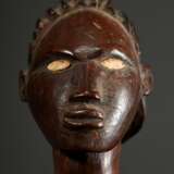 Figur der Bembe im Kingwe Stil (acc. Rahoul Lehuard), Zentral Afrika/ Kongo (DRC), Holz mit Farbresten, rote Zehennägel und Charge im Rektum, die hellere Holzfärbung unterhalb der Körpermitte weißt auf ein ehemals hier b… - photo 7