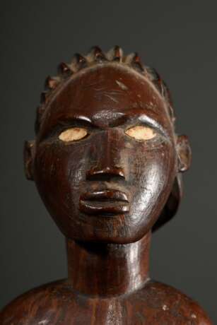 Figur der Bembe im Kingwe Stil (acc. Rahoul Lehuard), Zentral Afrika/ Kongo (DRC), Holz mit Farbresten, rote Zehennägel und Charge im Rektum, die hellere Holzfärbung unterhalb der Körpermitte weißt auf ein ehemals hier b… - photo 7