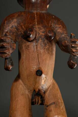 Figur der Bembe im Kingwe Stil (acc. Rahoul Lehuard), Zentral Afrika/ Kongo (DRC), Holz mit Farbresten, rote Zehennägel und Charge im Rektum, die hellere Holzfärbung unterhalb der Körpermitte weißt auf ein ehemals hier b… - Foto 8