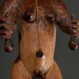 Figur der Bembe im Kingwe Stil (acc. Rahoul Lehuard), Zentral Afrika/ Kongo (DRC), Holz mit Farbresten, rote Zehennägel und Charge im Rektum, die hellere Holzfärbung unterhalb der Körpermitte weißt auf ein ehemals hier b… - Foto 8