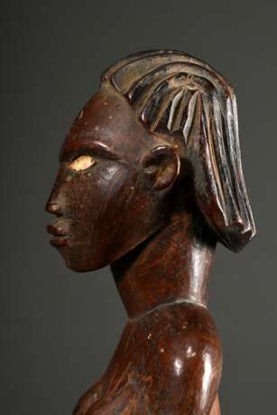 Figur der Bembe im Kingwe Stil (acc. Rahoul Lehuard), Zentral Afrika/ Kongo (DRC), Holz mit Farbresten, rote Zehennägel und Charge im Rektum, die hellere Holzfärbung unterhalb der Körpermitte weißt auf ein ehemals hier b… - фото 9