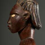 Figur der Bembe im Kingwe Stil (acc. Rahoul Lehuard), Zentral Afrika/ Kongo (DRC), Holz mit Farbresten, rote Zehennägel und Charge im Rektum, die hellere Holzfärbung unterhalb der Körpermitte weißt auf ein ehemals hier b… - Foto 9
