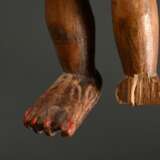 Figur der Bembe im Kingwe Stil (acc. Rahoul Lehuard), Zentral Afrika/ Kongo (DRC), Holz mit Farbresten, rote Zehennägel und Charge im Rektum, die hellere Holzfärbung unterhalb der Körpermitte weißt auf ein ehemals hier b… - photo 10