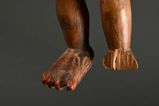 Figur der Bembe im Kingwe Stil (acc. Rahoul Lehuard), Zentral Afrika/ Kongo (DRC), Holz mit Farbresten, rote Zehennägel und Charge im Rektum, die hellere Holzfärbung unterhalb der Körpermitte weißt auf ein ehemals hier b… - Foto 10