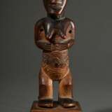 Weibliche Figur der Bembe, sog. "Mukuya", Zentral Afrika/ Kongo (DRC), 1. Hälfte 20.Jh., Holzfigur mit auf dem Bauch abgelegten Händen und diversen Bohrkanälen, intarsierte Porzellanaugen, skarifizierter Bauch,… - photo 2