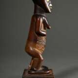 Weibliche Figur der Bembe, sog. "Mukuya", Zentral Afrika/ Kongo (DRC), 1. Hälfte 20.Jh., Holzfigur mit auf dem Bauch abgelegten Händen und diversen Bohrkanälen, intarsierte Porzellanaugen, skarifizierter Bauch,… - фото 5