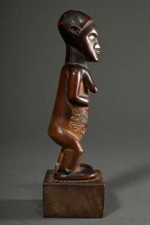 Weibliche Figur der Bembe, sog. "Mukuya", Zentral Afrika/ Kongo (DRC), 1. Hälfte 20.Jh., Holzfigur mit auf dem Bauch abgelegten Händen und diversen Bohrkanälen, intarsierte Porzellanaugen, skarifizierter Bauch,… - photo 5