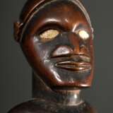 Weibliche Figur der Bembe, sog. "Mukuya", Zentral Afrika/ Kongo (DRC), 1. Hälfte 20.Jh., Holzfigur mit auf dem Bauch abgelegten Händen und diversen Bohrkanälen, intarsierte Porzellanaugen, skarifizierter Bauch,… - Foto 6