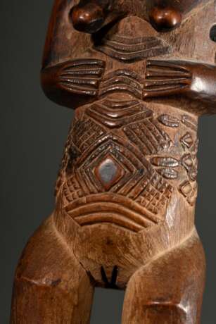 Weibliche Figur der Bembe, sog. "Mukuya", Zentral Afrika/ Kongo (DRC), 1. Hälfte 20.Jh., Holzfigur mit auf dem Bauch abgelegten Händen und diversen Bohrkanälen, intarsierte Porzellanaugen, skarifizierter Bauch,… - photo 7