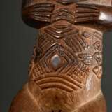 Weibliche Figur der Bembe, sog. "Mukuya", Zentral Afrika/ Kongo (DRC), 1. Hälfte 20.Jh., Holzfigur mit auf dem Bauch abgelegten Händen und diversen Bohrkanälen, intarsierte Porzellanaugen, skarifizierter Bauch,… - photo 7