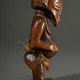 Kleine weibliche Figur der Songye, Zentral Afrika/ Kongo (DRC), 1. Hälfte 20.Jh., Holzfigur auf Sockel mit Charge im Kopf, Reste eines Lendenschurzes, vermutlich Affenfell, H. 12cm, Alters- und Gebrauchsspuren, rest., st… - фото 3