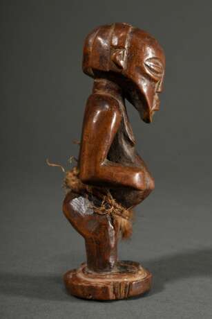 Kleine weibliche Figur der Songye, Zentral Afrika/ Kongo (DRC), 1. Hälfte 20.Jh., Holzfigur auf Sockel mit Charge im Kopf, Reste eines Lendenschurzes, vermutlich Affenfell, H. 12cm, Alters- und Gebrauchsspuren, rest., st… - фото 3