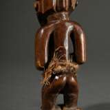 Kleine weibliche Figur der Songye, Zentral Afrika/ Kongo (DRC), 1. Hälfte 20.Jh., Holzfigur auf Sockel mit Charge im Kopf, Reste eines Lendenschurzes, vermutlich Affenfell, H. 12cm, Alters- und Gebrauchsspuren, rest., st… - фото 4