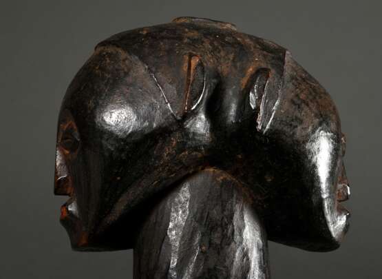 Figur der Hemba, sog. "Kabeja Makua", Zentral Afrika/ Kongo (DRC), frühes 20.Jh., Holz, janusförmige Paardarstellung als Symbol der Fruchtbarkeit und des Ahnenkults sowie der Autorität des Häuptlings, Reste von… - фото 8