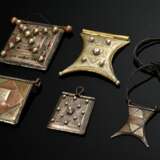 5 Diverse maurische Amulettanhänger "Schirot" oder "Teraut" aus Silber, Metall sowie Kupfer, z.T. mit rotem Stoff unterlegten Durchbrüchen, fein ziselierten Plättchen oder aufgesetzten Kugeln und Pyra… - Foto 1