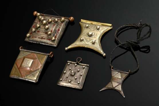 5 Diverse maurische Amulettanhänger "Schirot" oder "Teraut" aus Silber, Metall sowie Kupfer, z.T. mit rotem Stoff unterlegten Durchbrüchen, fein ziselierten Plättchen oder aufgesetzten Kugeln und Pyra… - Foto 1