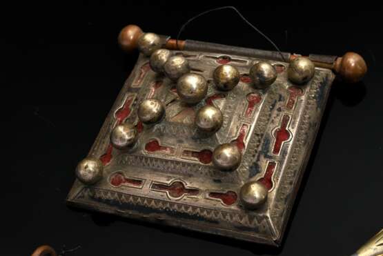 5 Diverse maurische Amulettanhänger "Schirot" oder "Teraut" aus Silber, Metall sowie Kupfer, z.T. mit rotem Stoff unterlegten Durchbrüchen, fein ziselierten Plättchen oder aufgesetzten Kugeln und Pyra… - фото 2