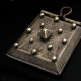 5 Diverse maurische Amulettanhänger "Schirot" oder "Teraut" aus Silber, Metall sowie Kupfer, z.T. mit rotem Stoff unterlegten Durchbrüchen, fein ziselierten Plättchen oder aufgesetzten Kugeln und Pyra… - Foto 4