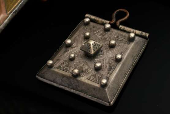 5 Diverse maurische Amulettanhänger "Schirot" oder "Teraut" aus Silber, Metall sowie Kupfer, z.T. mit rotem Stoff unterlegten Durchbrüchen, fein ziselierten Plättchen oder aufgesetzten Kugeln und Pyra… - фото 4