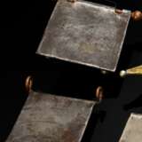 5 Diverse maurische Amulettanhänger "Schirot" oder "Teraut" aus Silber, Metall sowie Kupfer, z.T. mit rotem Stoff unterlegten Durchbrüchen, fein ziselierten Plättchen oder aufgesetzten Kugeln und Pyra… - Foto 8