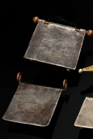 5 Diverse maurische Amulettanhänger "Schirot" oder "Teraut" aus Silber, Metall sowie Kupfer, z.T. mit rotem Stoff unterlegten Durchbrüchen, fein ziselierten Plättchen oder aufgesetzten Kugeln und Pyra… - фото 8