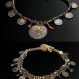 2 Diverse Halsketten "Hirz" oder "Sumpt", Oman Wahiba-Sand-Beduinen, große Stachelperlen mit Maria-Theresien-Taler als Anhänger sowie Bergkristallen oder Korallen auf Fadenstrang gezogen mit Amulettb… - photo 1