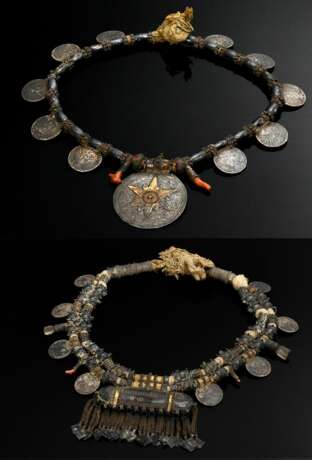 2 Diverse Halsketten "Hirz" oder "Sumpt", Oman Wahiba-Sand-Beduinen, große Stachelperlen mit Maria-Theresien-Taler als Anhänger sowie Bergkristallen oder Korallen auf Fadenstrang gezogen mit Amulettb… - Foto 1