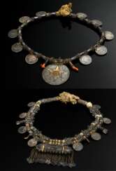 2 Diverse Halsketten &quot;Hirz&quot; oder &quot;Sumpt&quot;, Oman Wahiba-Sand-Beduinen, große Stachelperlen mit Maria-Theresien-Taler als Anhänger sowie Bergkristallen oder Korallen auf Fadenstrang gezogen mit Amulettb…