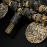 2 Diverse Halsketten "Hirz" oder "Sumpt", Oman Wahiba-Sand-Beduinen, große Stachelperlen mit Maria-Theresien-Taler als Anhänger sowie Bergkristallen oder Korallen auf Fadenstrang gezogen mit Amulettb… - фото 9