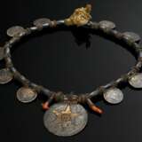 2 Diverse Halsketten "Hirz" oder "Sumpt", Oman Wahiba-Sand-Beduinen, große Stachelperlen mit Maria-Theresien-Taler als Anhänger sowie Bergkristallen oder Korallen auf Fadenstrang gezogen mit Amulettb… - фото 13