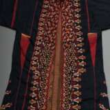 Turkmenischer Tschirpi Frauenmantel mit farbigen Stickereibordüren auf schwarzer Baumwolle, Futter aus braunem Blumenmusterstoff, Anfang 20.Jh., L. 110cm, leichte Tragespuren - photo 2