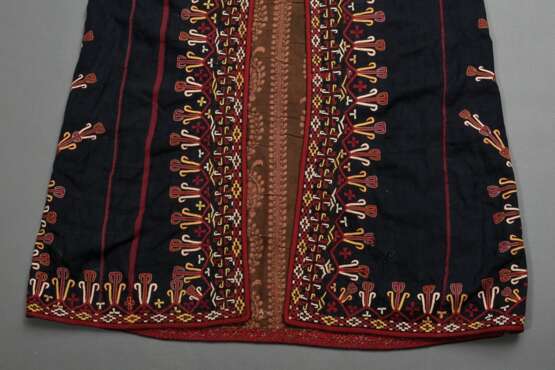 Turkmenischer Tschirpi Frauenmantel mit farbigen Stickereibordüren auf schwarzer Baumwolle, Futter aus braunem Blumenmusterstoff, Anfang 20.Jh., L. 110cm, leichte Tragespuren - Foto 3