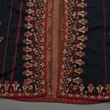 Turkmenischer Tschirpi Frauenmantel mit farbigen Stickereibordüren auf schwarzer Baumwolle, Futter aus braunem Blumenmusterstoff, Anfang 20.Jh., L. 110cm, leichte Tragespuren - photo 3