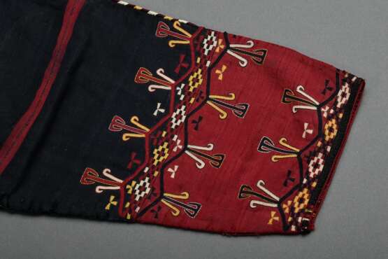 Turkmenischer Tschirpi Frauenmantel mit farbigen Stickereibordüren auf schwarzer Baumwolle, Futter aus braunem Blumenmusterstoff, Anfang 20.Jh., L. 110cm, leichte Tragespuren - Foto 4