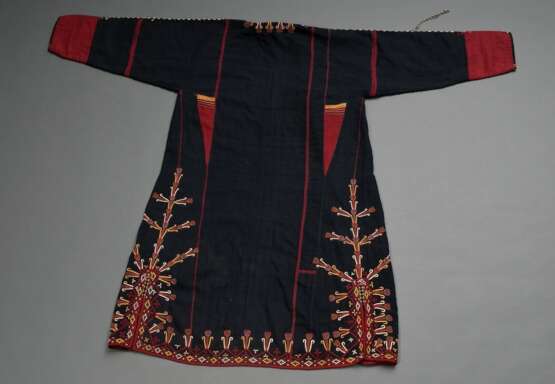 Turkmenischer Tschirpi Frauenmantel mit farbigen Stickereibordüren auf schwarzer Baumwolle, Futter aus braunem Blumenmusterstoff, Anfang 20.Jh., L. 110cm, leichte Tragespuren - Foto 5