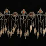 Ersari Turkmenen Haubenschmuck "Sandzalyk" aus 5 Vogel- und 4 Scheibengliedern mit Karneolen und Plättchenbehang, Silber, 507g, L. 48cm, Altersspuren (TE13) - Foto 1