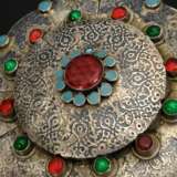 5 Diverse Yomud Turkmenen Mantel- oder Kragenknöpfe "Gulyaka", teilweise zentrale Wölbung mit reicher Treibarbeit und Plättchen sowie farbigem Steinbesatz, Silber partiell vergoldet, 710g, Ø 10-14cm, Altersspur… - фото 2