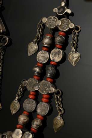 4 Diverse Teile Tadschiken Schmuck, bestehend aus: durchbrochener Scheibe (Ø 8cm), dreieckigem Anhänger (L. 15cm) und 1 Paar Zopfgehänge mit roten Steinen, aufgelöteten Verzierungen und Plättchenanhängern (L. 19,5cm), Si… - фото 6