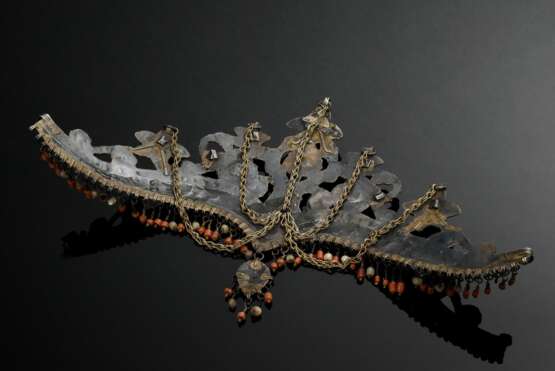 Usbeken Brautschmuck Diadem, oben vielfach durchbrochene Platte mit variierendem Steinbesatz, unten vergoldete geschwungene Streifen mit durchgängigen Steinanhängern, Silber, 101g, L. 23cm, Altersspuren (UB28) - Foto 3