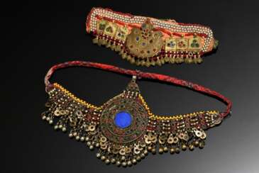 2 Diverse Teile afghanischer Choker und Stirnschmuck mit Glassteinen, Plättchen und Perlen auf Stoff aufgezogen, L. 25/18cm, Altersspuren (AF59/58)