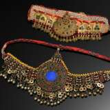 2 Diverse Teile afghanischer Choker und Stirnschmuck mit Glassteinen, Plättchen und Perlen auf Stoff aufgezogen, L. 25/18cm, Altersspuren (AF59/58) - фото 1