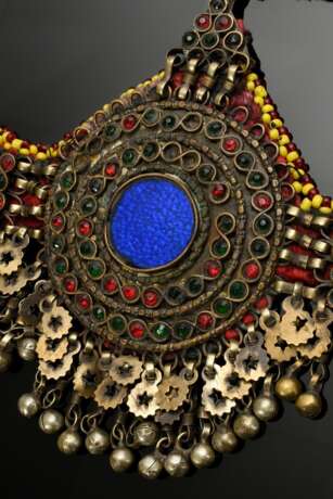 2 Diverse Teile afghanischer Choker und Stirnschmuck mit Glassteinen, Plättchen und Perlen auf Stoff aufgezogen, L. 25/18cm, Altersspuren (AF59/58) - Foto 2