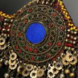 2 Diverse Teile afghanischer Choker und Stirnschmuck mit Glassteinen, Plättchen und Perlen auf Stoff aufgezogen, L. 25/18cm, Altersspuren (AF59/58) - фото 2