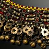 2 Diverse Teile afghanischer Choker und Stirnschmuck mit Glassteinen, Plättchen und Perlen auf Stoff aufgezogen, L. 25/18cm, Altersspuren (AF59/58) - фото 3