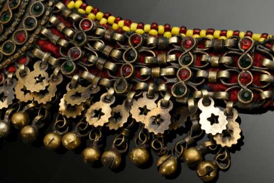 2 Diverse Teile afghanischer Choker und Stirnschmuck mit Glassteinen, Plättchen und Perlen auf Stoff aufgezogen, L. 25/18cm, Altersspuren (AF59/58) - photo 3