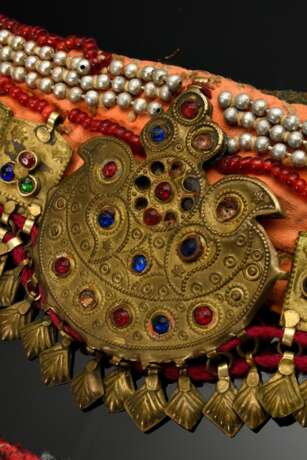 2 Diverse Teile afghanischer Choker und Stirnschmuck mit Glassteinen, Plättchen und Perlen auf Stoff aufgezogen, L. 25/18cm, Altersspuren (AF59/58) - Foto 4