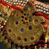 2 Diverse Teile afghanischer Choker und Stirnschmuck mit Glassteinen, Plättchen und Perlen auf Stoff aufgezogen, L. 25/18cm, Altersspuren (AF59/58) - photo 4