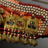 2 Diverse Teile afghanischer Choker und Stirnschmuck mit Glassteinen, Plättchen und Perlen auf Stoff aufgezogen, L. 25/18cm, Altersspuren (AF59/58) - Foto 5