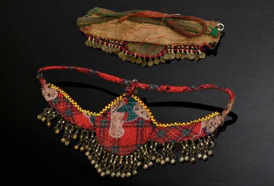 2 Diverse Teile afghanischer Choker und Stirnschmuck mit Glassteinen, Plättchen und Perlen auf Stoff aufgezogen, L. 25/18cm, Altersspuren (AF59/58) - Foto 6
