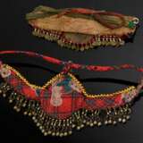 2 Diverse Teile afghanischer Choker und Stirnschmuck mit Glassteinen, Plättchen und Perlen auf Stoff aufgezogen, L. 25/18cm, Altersspuren (AF59/58) - photo 6